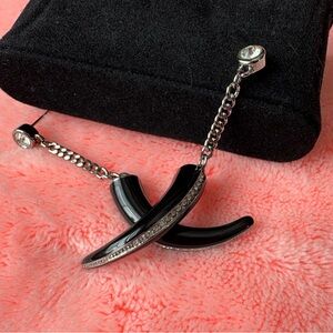 Swarovski Glossy Black Enamel HornClaw Dangle Earring w Clear Crystals.
Genuine